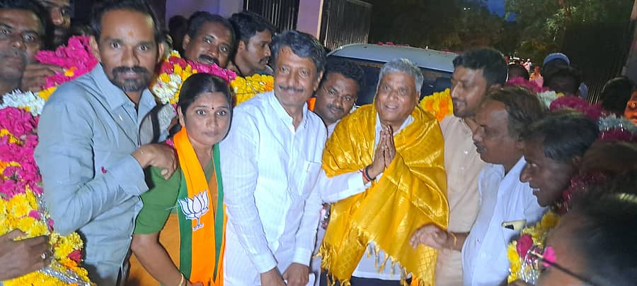 ಸೈದಾಪುರ : ಸಮೀಪದ ಕಡೇಚೂರು- ಬಾಡಿಯಾಳ ಕೈಗಾರಿಕಾ ಪ್ರದೇಶಕ್ಕೆ ಭೇಟಿ ನೀಡಿದ ಕೇಂದ್ರ ರೈಲ್ವೆ ರಾಜ್ಯ ಸಚಿವ ವಿ.ಸೋಮಣ್ಣ ಅವರಿಗೆ ಬಿಜೆಪಿ ಮುಖಂಡರು ಮಂಗಳವಾರ ಮನವಿ ಸಲ್ಲಿಸಿ ಸನ್ಮಾನಿಸಿದರು.