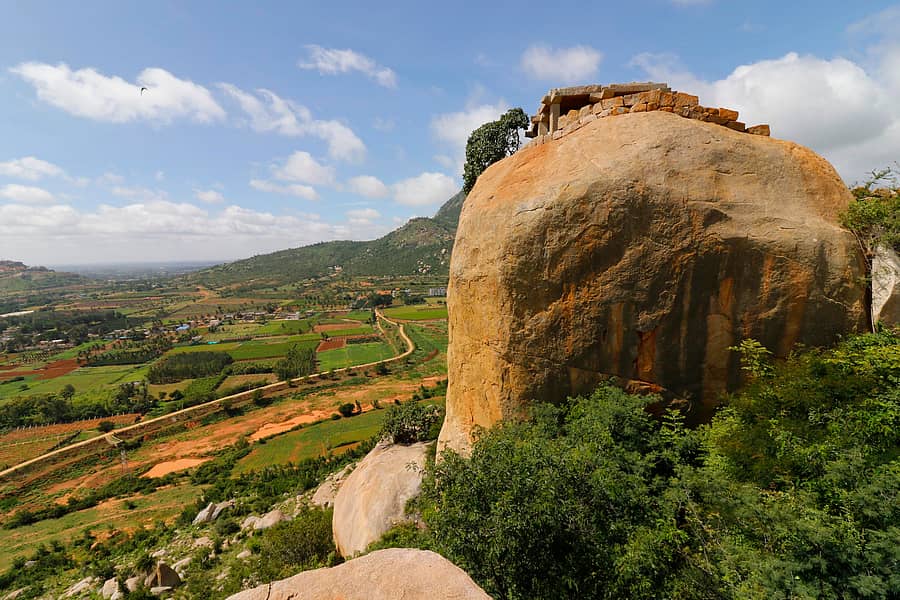 ಚಿಕ್ಕಬಳ್ಳಾಪುರ ತಾಲ್ಲೂಕಿನ ಸಿಂಗಾಟಕದಿರೇನಹಳ್ಳಿ ಪಕ್ಕದಲ್ಲಿರುವ ಹೈದರ್ ಅಲಿ ಬೆಟ್ಟದಲ್ಲಿ ಹೈದರ್ ಅಲಿ ಡ್ರಾಪ್ ಎಂದೇ ಹೆಸರಾದ ಬೃಹತ್ ಬಂಡೆ