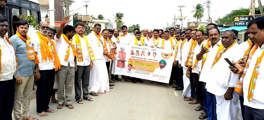 ಕಾರಟಗಿಯಲ್ಲಿ ಬಿಜೆಪಿ ಸದಸ್ಯತ್ವ ಅಭಿಯಾನಕ್ಕೆ ಮುಖಂಡರು ಬುಧವಾರ ಚಾಲನೆ ನೀಡಿದರು 