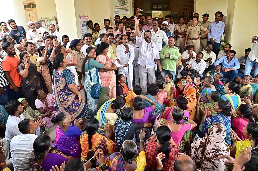 ಜಿಲ್ಲಾ ಬೀದಿ ಬದಿ ಸ್ಥಿರ ಮತ್ತು ಸಂಚಾರಿ ಚಿಲ್ಲರೆ ವ್ಯಾಪಾರಸ್ಥರ ಕ್ಷೇಮಾಭಿವೃದ್ಧಿ ಸಂಘದ ಸದಸ್ಯರು ಪಾಲಿಕೆ ಕಚೇರಿ ಮುಂಭಾಗದಲ್ಲಿ ಆಯುಕ್ತರಾದ ರೇಣುಕಾ ಅವರಿಗೆ ಮನವಿ ಪತ್ರ ಸಲ್ಲಿಸಿದರು –ಪ್ರಜಾವಾಣಿ ಚಿತ್ರ