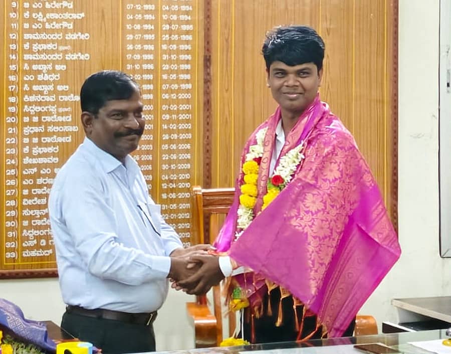 ಸುರಪುರದ ನೂತನ ತಹಶೀಲ್ದಾರ್ ಹುಸೇನಸಾಬ ಅಪ್ಪಾಸಾಬ ಸರ್ಕಾವಾಸ್ ಅವರನ್ನು ವರ್ಗಾವಣೆಗೊಂಡ ತಹಶೀಲ್ದಾರ್ ಕೆ. ವಿಜಯಕುಮಾರ ಗೌರವಿಸಿದರು