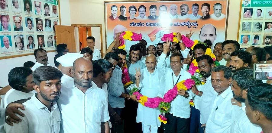 ಸೇಡಂ ಪಟ್ಟಣದ ಬ್ಲಾಕ್ ಕಾಂಗ್ರೆಸ್ ಕಚೇರಿಯಲ್ಲಿ ಪುರಸಭೆ ನೂತನ ಅಧ್ಯಕ್ಷರಾಗಿ ಆಯ್ಕೆಯಾದ ವೀರೇಂದ್ರ ರುದ್ನೂರ ಅವರನ್ನು ಪಕ್ಷದಿಂದ ಸತ್ಕರಿಸಲಾಯಿತು. ಸಚಿವ ಡಾ.ಶರಣಪ್ರಕಾಶ ಪಾಟೀಲ ಇದ್ದರು