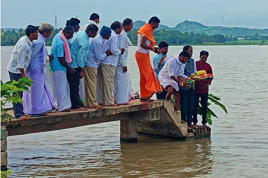 ಕೂಡ್ಲಿಗಿ ತಾಲ್ಲೂಕಿನ ರಾಮದುರ್ಗ ಕೆರೆಗೆ ಶಾಸಕ ಡಾ. ಶ್ರೀನಿವಾಸ್ ಎನ್.ಟಿ. ಮಂಗಳವಾರ ಬಾಗಿನ ಅರ್ಪಿಸಿದರು