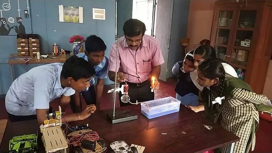 ಜಗಳೂರಿನ ಸರ್ಕಾರಿ ಪ್ರೌಢಶಾಲೆಯ ‘ಅಟಲ್ ಟಿಂಕರಿಂಗ್ ವಿಜ್ಞಾನ ಪ್ರಯೋಗಾಲಯ’ದಲ್ಲಿ ಶಿಕ್ಷಕ ಮಂಜುನಾಥ ಸಾಹುಕಾರ್ ಅವರು ವಿದ್ಯಾರ್ಥಿಗಳೊಂದಿಗೆ ರಾಸಾಯನ ವಿಜ್ಞಾನದ ಪ್ರಯೋಗ ನಡೆಸುತ್ತಿರುವುದು