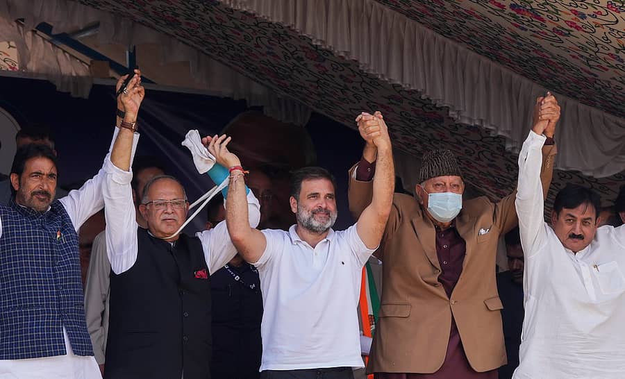 <div class="paragraphs"><p>ಜಮ್ಮು ಮತ್ತು ಕಾಶ್ಮೀರದ ಅನಂತನಾಗ್‌ ಜಿಲ್ಲೆಯ ದೋರುವಿನಲ್ಲಿ ಕಾಂಗ್ರೆಸ್‌ ನಾಯಕ ರಾಹುಲ್‌ ಗಾಂಧಿ, ಎನ್‌ಸಿ ಮುಖ್ಯಸ್ಥ ಫಾರುಕ್‌ ಅಬ್ದುಲ್ಲಾ ಅವರು ಬುಧವಾರ ಚುನಾವಣಾ ಪ್ರಚಾರ ನಡೆಸಿದರು. ಕಾಂಗ್ರೆಸ್ ಹಾಗೂ ಎನ್‌ಸಿಯ ಇತರ ನಾಯಕರೂ ಇದ್ದರು </p></div>