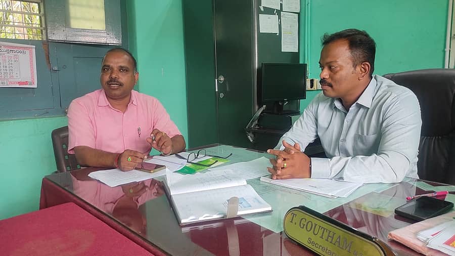 ಹೊಸದುರ್ಗದಲ್ಲಿ ಸಹಾಯಕ ಕೃಷಿ ನಿರ್ದೇಶಕ ಸಿ.ಎಸ್ ಈಶ ಹಾಗೂ ಎಪಿಎಂಸಿ ಕಾರ್ಯದರ್ಶಿ ಟಿ.ಗೌತಮ್ ಸಭೆ ನಡೆಸಿದರು