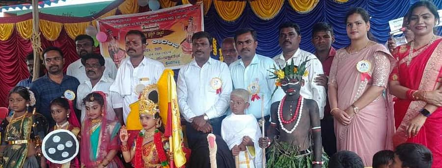 ಸಾಲಿಗ್ರಾಮ ತಾಲ್ಲೂಕಿನ ಮಿರ್ಲೆ ಹೋಬಳಿ ಕುಪ್ಪಹಳ್ಳಿ ಕ್ಲಸ್ಟರ್ನ ಕೆಂಚನಹಳ್ಳಿ ಶಾಲೆಯಲ್ಲಿ ನಡೆದ ಪ್ರತಿಭಾ ಕಾರಂಜಿ ಕಾರ್ಯಕ್ರಮದಲ್ಲಿ ವಿವಿಧ ವೇಷ ಧರಿಸಿ ಗಮನ ಸೆಳೆದ ಮಕ್ಕಳು