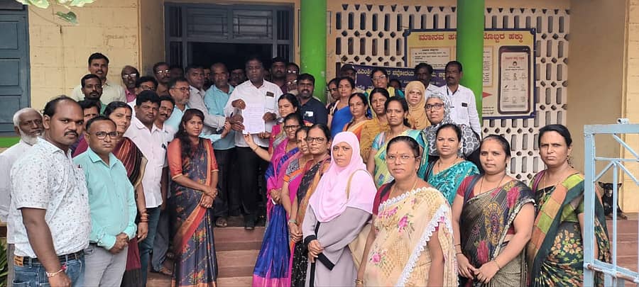 ಸಂಡೂರು ತಾಲ್ಲೂಕು ಮಟ್ಟದ ಶಿಕ್ಷಕರ ದಿನಾಚರಣೆಯನ್ನು ಬಹಿಷ್ಕರಿಸುತ್ತಿರುವ ಕುರಿತು ಪ್ರಾಥಮಿಕ ಶಾಲಾಶಿಕ್ಷಕರ ಸಂಘದ ವತಿಯಿಂದ ಕ್ಷೇತ್ರ ಶಿಕ್ಷಣಾಧಿಕಾರಿಗೆ ಬುಧವಾರ ಮನವಿ ಸಲ್ಲಿಸಲಾಯಿತು