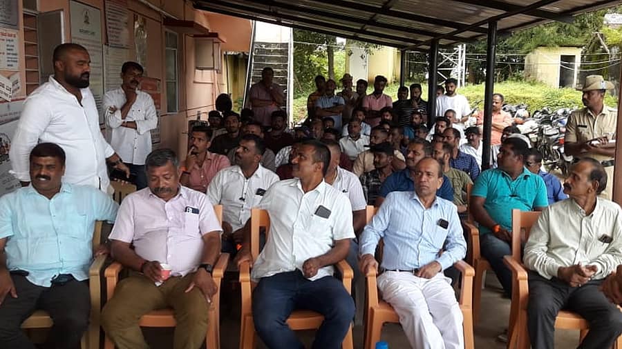 ಶಾಂತಿಸಭೆಯಲ್ಲಿ ಪ್ರಮುಖರು ಭಾಗವಹಿಸಿದ್ದರು.