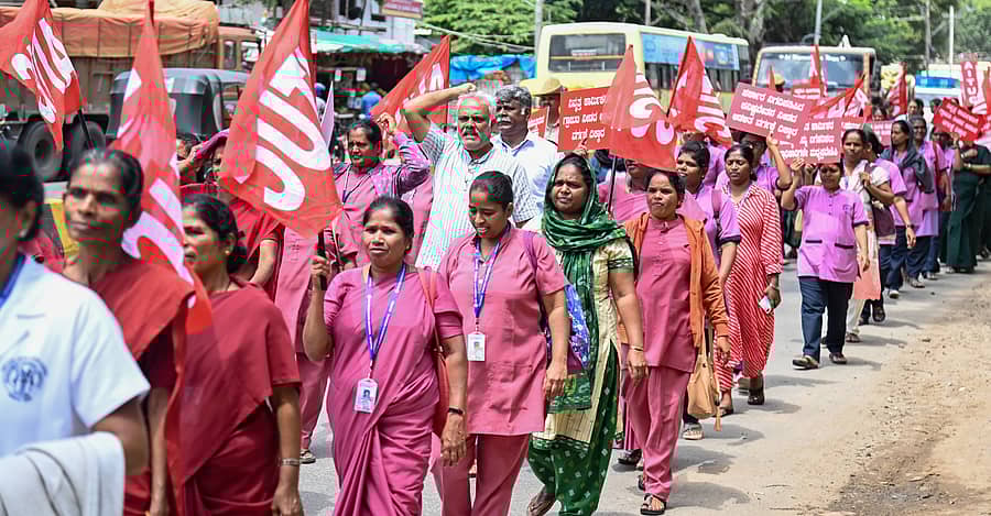 ಕಾರ್ಮಿಕರ ಸಮಸ್ಯೆ ಬಗೆಹರಿಸುವಂತೆ ಒತ್ತಾಯಿಸಿ ಸಿಎಸ್ಐ ಹೋಲ್ಡ್ಸ್ ವರ್ತ್ ಮೆಮೋರಿಯಲ್ ಹಾಸ್ಪಿಟಲ್ ನೌಕರರ ಸಂಘದ ಸದಸ್ಯರು ಹಳೆಯ ಹಾಲಿನ ಡೇರಿ ಮುಂಭಾಗದಿಂದ ಪ್ರತಿಭಟನಾ ಮೆರವಣಿಗೆ ನಡೆಸಿದರು –ಪ್ರಜಾವಾಣಿ ಚಿತ್ರ