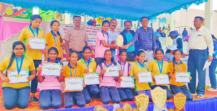 ನಾಗಮಂಗಲ ಪಟ್ಟಣದ ಆಯೋಜಿಸಿದ್ದ  ತಾಲ್ಲೂಕು ಮಟ್ಟದ ಪ್ರೌಢಶಾಲಾ ಕ್ರೀಡಾಕೂಟದಲ್ಲಿ ಥ್ರೋ ಬಾಲ್ ಮತ್ತು ವಾಲಿಬಾಲ್ ಬಾಲಕಿಯರ ವಿಭಾಗದಲ್ಲಿ ಪ್ರಥಮ ಸ್ಥಾನ ಪಡೆದ ಕರಡಹಳ್ಳಿ ಸರ್ಕಾರಿ ಪ್ರೌಢಶಾಲೆಯ ವಿದ್ಯಾರ್ಥಿನಿಯರ ತಂಡಕ್ಕೆ ಕ್ಷೇತ್ರ ಶಿಕ್ಷಣಾಧಿಕಾರಿ ಯೋಗೇಶ್  ಬಹುಮಾನ ವಿತರಿಸಿದರು.