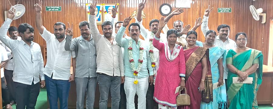 ಮಳವಳ್ಳಿ ಪಟ್ಟಣದ ಪುರಸಭೆಯ ನೂತನ ಅಧ್ಯಕ್ಷ, ಉಪಾಧ್ಯಕ್ಷರಾಗಿ ಆಯ್ಕೆಯಾದ ಪುಟ್ಟಸ್ವಾಮಿ, ಎನ್.ಬಸವರಾಜು(ಜಯಸಿಂಹ) ಅವರನ್ನು ಸದಸ್ಯರು ಅಭಿನಂದಿಸಿದರು.