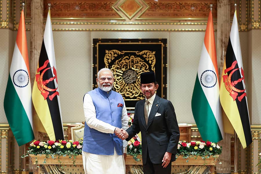 <div class="paragraphs"><p>ಬ್ರೂನೈಗೆ ಭೇಟಿ ನೀಡಿದ್ದ ಪ್ರಧಾನಿ ನರೇಂದ್ರ ಮೋದಿ ಅವರನ್ನು ಸುಲ್ತಾನ್‌ ಹಸನಲ್‌ ಬೊಲ್ಕಿಯಾ ಅವರು ಬುಧವಾರ ಬಂದಾರ್‌ ಸೆರಿ ಬೆಗವಾನ್‌ನಲ್ಲಿನ ಇಸ್ತಾನ್‌ ನೂರುಲ್‌ ಇಮಾನ್‌ನಲ್ಲಿ ಸ್ವಾಗತಿಸಿದರು</p></div>