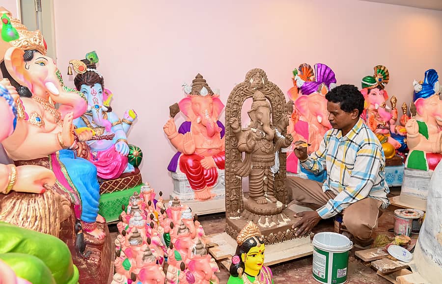 ಮೈಸೂರಿನ ಲಷ್ಕರ್ ಮೊಹಲ್ಲಾದ ಕೆ.ಟಿ.ರಸ್ತೆಯಲ್ಲಿ ಬಾಲರಾಮನ ಹೋಲುವ ಪರಿಸರ ಸ್ನೇಹಿ ಗಣಪತಿ ಮೂರ್ತಿಗೆ ಅಂತಿಮ ಸ್ಪರ್ಷ ನೀಡುತ್ತಿರುವ ಕಲಾವಿದ ಮಂಜುನಾಥ್ ಪ್ರಜಾವಾಣಿ ಚಿತ್ರ : ಅನೂಪ್ ರಾಘ.ಟಿ.