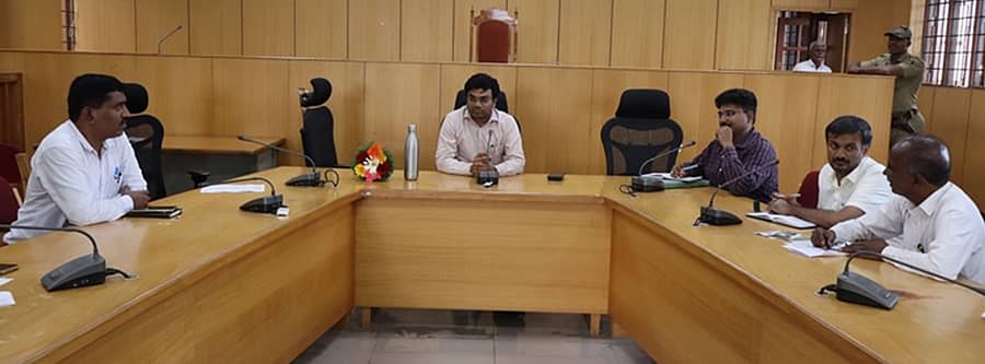 ರಾಮನಗರದ ಜಿಲ್ಲಾಧಿಕಾರಿ ಕಚೇರಿಯ ಸಭಾಂಗಣದಲ್ಲಿ ಹಮ್ಮಿಕೊಂಡಿದ್ದ ಹಿಂದುಳಿದ ವರ್ಗಗಳ ಅಲೆಮಾರಿ ಹಾಗೂ ಅರೆ ಅಲೆಮಾರಿ ಜಿಲ್ಲಾ ಮಟ್ಟದ ಸಲಹಾ ಸಮಿತಿ ಸಭೆಯಲ್ಲಿ ಜಿಲ್ಲಾಧಿಕಾರಿ ಯಶವಂತ್ ವಿ. ಗುರುಕರ್ ಮಾತನಾಡಿದರು. ವಿವಿಧ ಇಲಾಖೆಗಳ ಅಧಿಕಾರಿಗಳು ಇದ್ದಾರೆ