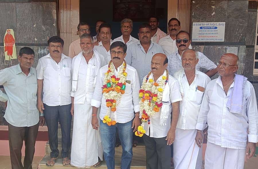 ಹೊನ್ನಾಳಿ ಶಿವ ಕೋ ಆಪರೇಟಿವ್ ಸೊಸೈಟಿಯ ನೂತನ ಅಧ್ಯಕ್ಷ, ಉಪಾಧ್ಯಕ್ಷರನ್ನು ನಿರ್ದೇಶಕರು ಅಭಿನಂದಿಸಿದರು