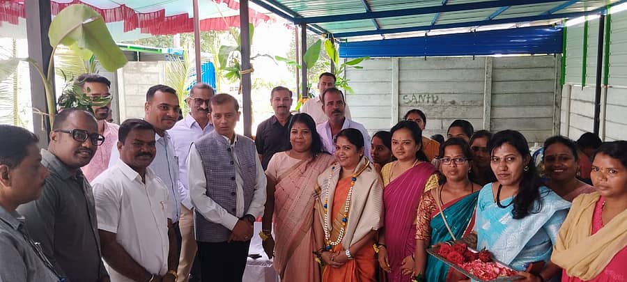 ದಾವಣಗೆರೆಯ ದುರ್ಗಾಶಕ್ತಿ ಮಹಿಳಾ ಸ್ವಸಹಾಯ ಸಂಘದ ವತಿಯಿಂದ ನಿರ್ಮಿಸಿದ ಗಾಜಿನ ತ್ಯಾಜ್ಯ ಮತ್ತು ಒಣ ಕಸ ನಿರ್ವಹಣಾ ಘಟಕವನ್ನು ಜಿಲ್ಲಾಧಿಕಾರಿ ಜಿ.ಎಂ.ಗಂಗಾಧರಸ್ವಾಮಿ ಉದ್ಘಾಟಿಸಿದರು