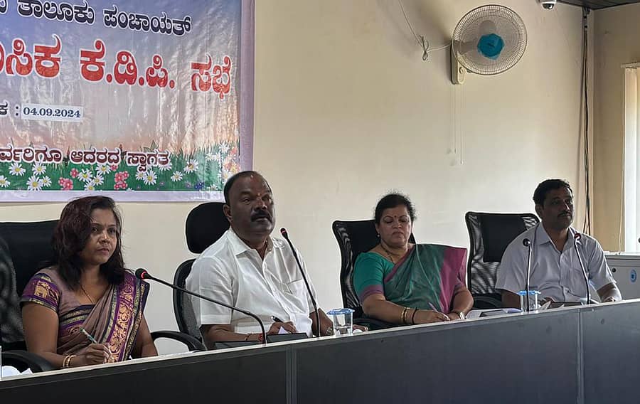 ಕಾಪು ಪುರಸಭೆಯ ಸಭಾಂಗಣದಲ್ಲಿ ಬುಧವಾರ ನಡೆದ ಕಾಪು ತಾಲೂಕು ಮಟ್ಟದ ತ್ರೆöÊಮಾಸಿಕ ಕೆಡಿಪಿ ಸಭೆಯಲ್ಲಿ ಶಾಸಕ ಗುರ್ಮೆ ಸುರೇಶ್ ಶೆಟ್ಟಿ ಅಧ್ಯಕ್ಷತೆ ವಹಿಸಿ ಮಾತನಾಡಿದರು.