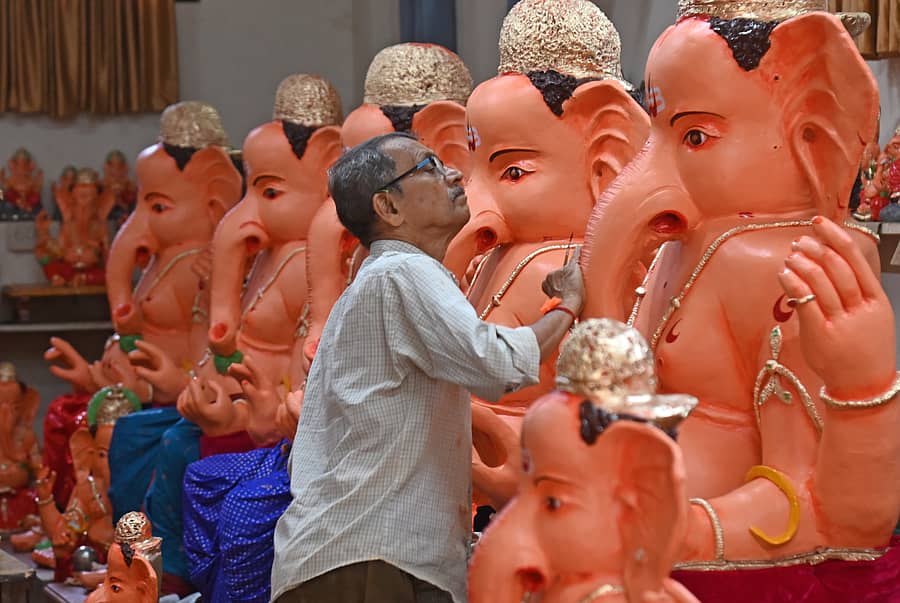 ಮಂಗಳೂರಿನಲ್ಲಿ ಗಣೇಶ ಮೂರ್ತಿಗೆ ಕಲಾವಿದರು ಅಂತಿಮ ಸ್ಪರ್ಶ ನೀಡುತ್ತಿದ್ದಾರೆ – ಪ್ರಜಾವಾಣಿ ಚಿತ್ರ / ಫಕ್ರುದ್ದೀನ್ ಎಚ್