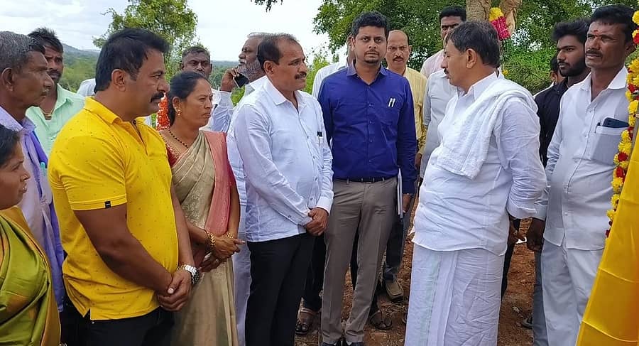 <div class="paragraphs"><p>ಶಾಸಕ ಎಚ್.ಸಿ.ಬಾಲಕೃಷ್ಣ ಅವರು ಕುದೂರು ಹೋಬಳಿಯ ಕಣ್ಣೂರು ಗೇಟ್ ಬಳಿ ಓವರ್ ಹೆಡ್ ಟ್ಯಾಂಕ್ ಉದ್ಘಾಟನೆ ವೇಳೆ ಜಿ.ಪಂ. ಎಇಇ ಶ್ರೀನಿವಾಸ್‌ ಅವರನ್ನು ತರಾಟೆಗೆ ತೆಗೆದುಕೊಂಡರು. ಕಣ್ಣೂರು ಗ್ರಾ.ಪಂ. ಅಧ್ಯಕ್ಷೆ ಮಹದೇವಮ್ಮ ಪುಟ್ಟರಾಜು, ಮಾಜಿ ಅಧ್ಯಕ್ಷ ಜಗದೀಶ್, ಪಾಲನೇತ್ರ ಇದ್ದರು.</p></div>