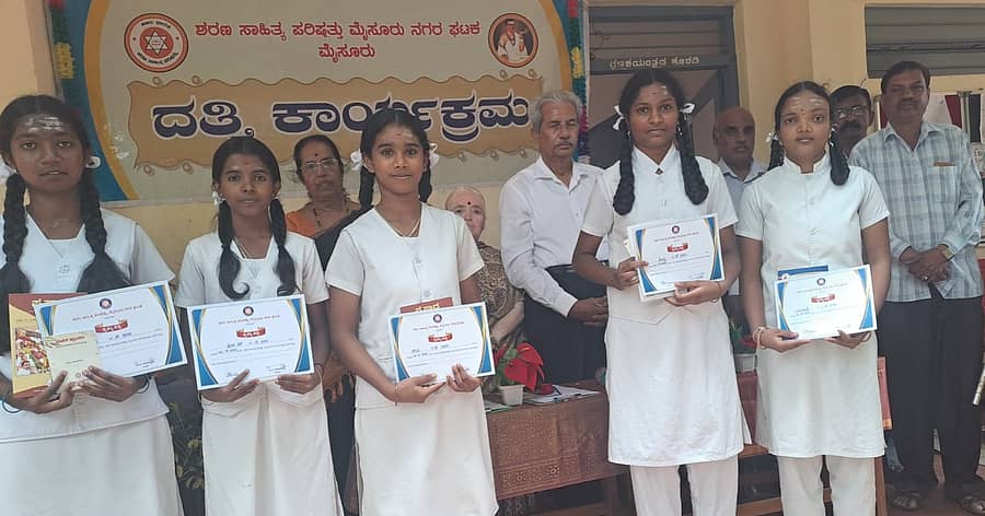 ಮೈಸೂರಿನಲ್ಲಿ ಅಖಿಲ ಭಾರತ ಶರಣ ಸಾಹಿತ್ಯ ಪರಿಷತ್ತಿನ ನಗರ ಘಟಕದಿಂದ ಬುಧವಾರ ಆಯೋಜಿಸಿದ್ದ ಕಾರ್ಯಕ್ರಮದಲ್ಲಿ ಶಿವರಾತ್ರಿ ರಾಜೇಂದ್ರ ಶ್ರೀಗಳ ಬಗ್ಗೆ ಮಾತನಾಡಿದ ವಿದ್ಯಾರ್ಥಿನಿಯರಿಗೆ ಪ್ರಮಾಣಪತ್ರ ವಿತರಿಸಲಾಯಿತು