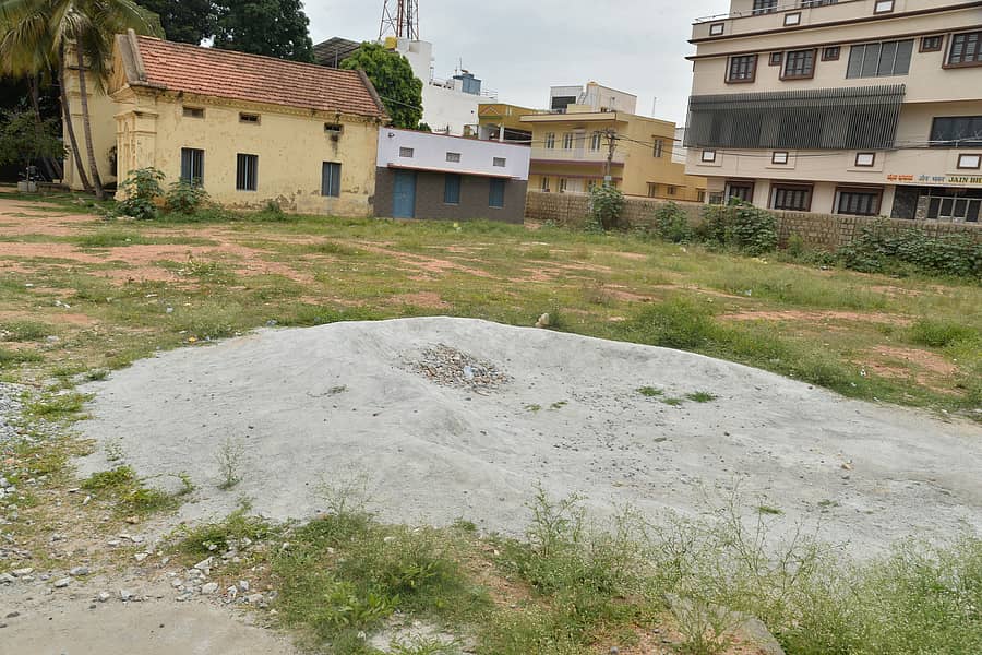 ಕೋಲಾರ ನಗರದಲ್ಲಿ ಬಿಇಒ ಕಚೇರಿ ಬಳಿ ಗುರುಭವನ ಕಟ್ಟಡ ನಿರ್ಮಾಣಕ್ಕೆ ನಿಗದಿಪಡಿಸಿರುವ ಜಾಗ