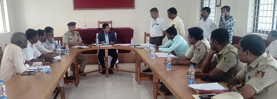 ಇಂಡಿ ಪಟ್ಟಣದ ಎಸಿ ಕಚೇರಿಯ ಸಭಾಭವನದಲ್ಲಿ ಬುಧವಾರ ನಡೆದ ರೈತ ಆತ್ಮಹತ್ಯೆಗಳ ಕುರಿತು ಪರಿಶೀಲನಾ ಸಭೆಯಲ್ಲಿ ಎಸಿ ಗದ್ಯಾಳ ಮಾತನಾಡಿದರು