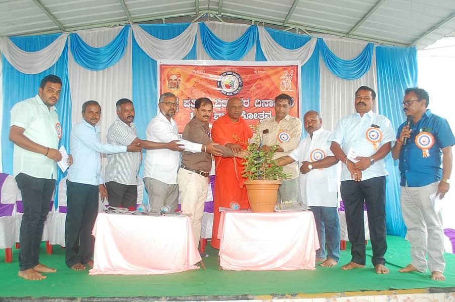 ಬೆಟಗೇರಿಯ ವೀರಭದ್ರೇಶ್ವರ ಸಮುದಾಯ ಭವನದಲ್ಲಿ ಬುಧವಾರ ನಡೆದ ವಿಶ್ವ ಪತ್ರಿಕಾ ವಿತರಕರ ದಿನಾಚರಣೆಯನ್ನು ಜಿಲ್ಲಾ ಕಾರ್ಮಿಕ ಇಲಾಖೆ ಅಧಿಕಾರಿ ಶ್ರೀಶೈಲ ಸೋಮನಕಟ್ಟಿ ಉದ್ಘಾಟಿಸಿದರು