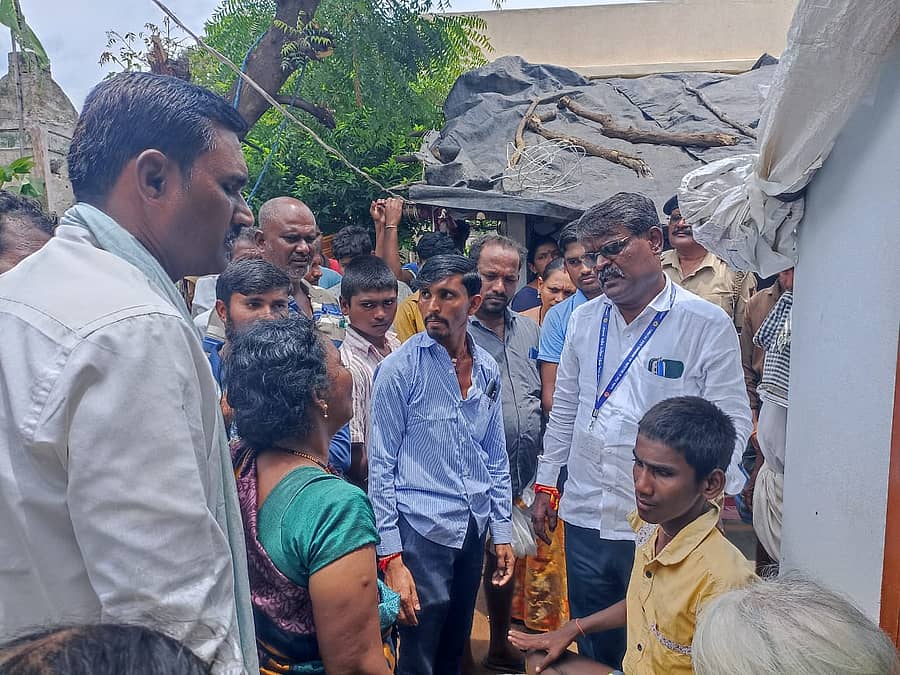 ಗಂಗಾವತಿ ತಾಲ್ಲೂಕಿನ ದಾಸನಾಳ ಗ್ರಾಮದ ಬಳಿಯ ತುಂಗಭದ್ರಾ ಎಡದಂಡೆ ಕಾಲುವೆಯಲ್ಲಿ ಬಿದ್ದು ಮೃತಪಟ್ಟ ಹೊಸ ಬೆಣಕಲ್ ಗ್ರಾಮದ ಯುವತಿ ಮನೆಗೆ ರಾಜ್ಯ ಮಕ್ಕಳ ಹಕ್ಕುಗಳ ರಕ್ಷಣಾ ಆಯೋಗದ ಸದಸ್ಯರು ಭೇಟಿ ನೀಡಿ, ಕುಟುಂಬ ಸದಸ್ಯರಿಗೆ ಸಾಂತ್ವನ ಹೇಳಿದರು.