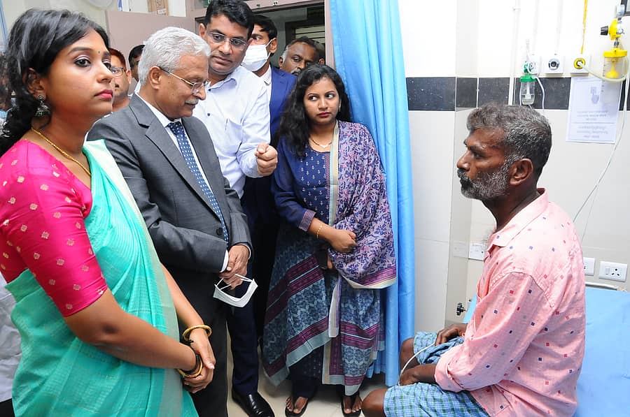 ತುಮಕೂರು ಜಿಲ್ಲಾ ಆಸ್ಪತ್ರೆಗೆ ಬುಧವಾರ ಭೇಟಿ ನೀಡಿದ್ದ ಲೋಕಾಯುಕ್ತ ನ್ಯಾಯಮೂರ್ತಿ ಬಿ.ಎಸ್.ಪಾಟೀಲ್ ರೋಗಿಯೊಬ್ಬರಿಂದ ಚಿಕಿತ್ಸೆ ಬಗ್ಗೆ ಮಾಹಿತಿ ಪಡೆದುಕೊಂಡರು. ಜಿಲ್ಲಾಧಿಕಾರಿ ಶುಭ ಕಲ್ಯಾಣ್, ಜಿ.ಪಂ ಸಿಇಒ ಜಿ.ಪ್ರಭು, ಮಹಾನಗರ ಪಾಲಿಕೆ ಆಯುಕ್ತೆ ಬಿ.ವಿ.ಅಶ್ವಿಜ ಉಪಸ್ಥಿತರಿದ್ದರು