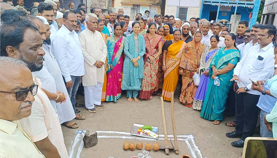 <div class="paragraphs"><p> ಯಮಕನಮರಡಿ ಸಮೀಪದ ಉ.ಖಾನಾಪೂರದ ಪ್ರಮುಖ ರಸ್ತೆ ಕಾಮಗಾರಿಗೆ ಚಿಕ್ಕೋಡಿ ಸಂಸದೆ ಪ್ರಿಯಾಂಕಾ ಜಾರಕಿಹೊಳಿ ಚಾಲನೆ ನೀಡಿದರು</p></div>