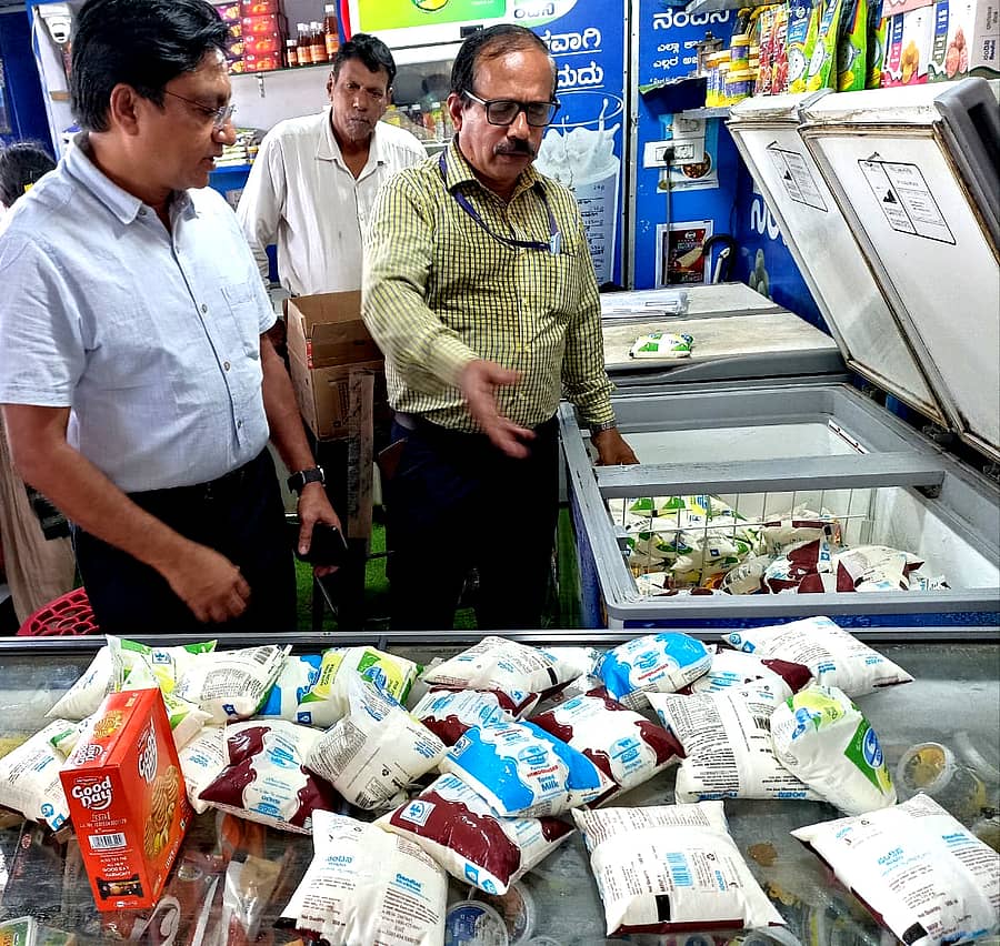 ಆಹಾರ ಸುರಕ್ಷತೆ ಹಾಗೂ ಗುಣಮಟ್ಟ ಪ್ರಾಧಿಕಾರದ ಅಧಿಕಾರಿಗಳು ಕುಮಟಾ ಪಟ್ಟಣದ ಯಶವಂತ ಶಾನಭಾಗ ಅವರ ಮಾಲೀಕತ್ವದ ನಂದಿನಿ ಹಾಲಿನ ಪಾರ್ಲರ್ನಲ್ಲಿ ಪರಿಶೀಲನೆ ನಡೆಸಿದರು