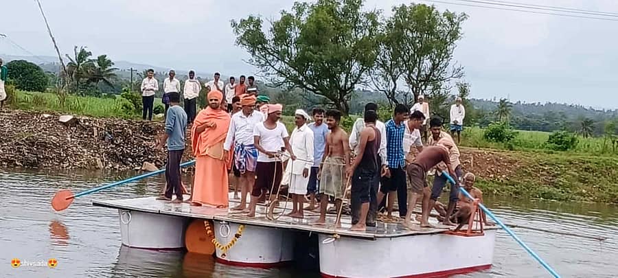 ಖಾನಾಪುರ ತಾಲ್ಲೂಕಿನ ಚಿಕ್ಕಮುನವಳ್ಳಿ ಗ್ರಾಮದ ಕೆರೆಯಲ್ಲಿ ಆರೂಢ ಮಠದಿಂದ ನಡೆಯುವ ತೆಪ್ಪೋತ್ಸವದ ಸಿದ್ಧತೆಗಳನ್ನು ಶಿವಪುತ್ರ ಶ್ರೀ ಪರಿಶೀಲಿಸಿದರು