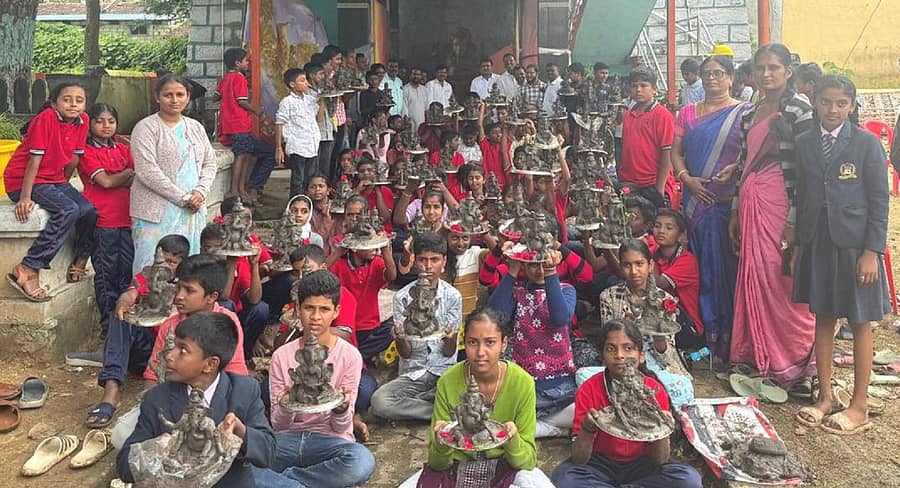 ಅರಕಲಗೂಡಿನಲ್ಲಿ ಬುಧವಾರ ನಡೆದ ಮಣ್ಣಿನ ಗಣೇಶ ವಿಗ್ರಹ ತಯಾರಿಕಾ ಕಾರ್ಯಾಗಾರದಲ್ಲಿ ಭಾಗವಹಿಸಿದ್ದ ವಿದ್ಯಾರ್ಥಿಗಳು ಗಣೇಶ ಮೂರ್ತಿ ತಯಾರಿಸಿ ಪ್ರದರ್ಶಿಸಿದರು.