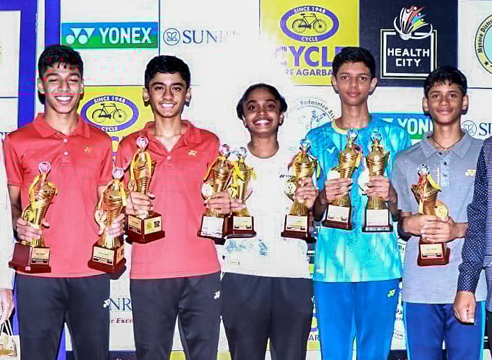 ಟ್ರೋಫಿಗಳೊಂದಿಗೆ ಅಮಿತ್ರಾಜ್, ಹಾರ್ದಿಕ್ ದಿವ್ಯಾಂಶ್, ದಿಯಾ ಭೀಮಯ್ಯ, ಶ್ಯಾಮ್ ಬಿಂಡಿಗನವಿಲೆ ಹಾಗೂ ಪಿಯೂಷ್ ತ್ರಿಪಾಠಿ