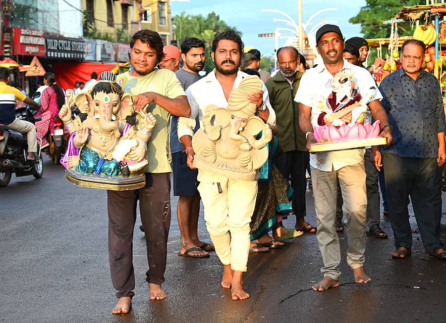 ಸಾರ್ವಜನಿಕರು ಬೀದರ್ನ ಮಾರುಕಟ್ಟೆಯಲ್ಲಿ ಬಗೆಬಗೆಯ ಗಣಪನ ಮೂರ್ತಿಗಳನ್ನು ಖರೀದಿಸಿ ಗುರುವಾರ ಮನೆಗೆ ಕೊಂಡೊಯ್ದರು
–ಪ್ರಜಾವಾಣಿ ಚಿತ್ರಗಳು: ಲೋಕೇಶ ವಿ. ಬಿರಾದಾರ