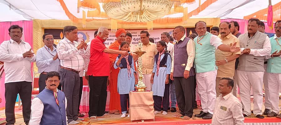 ಚಿಕ್ಕೋಡಿ ಪಟ್ಟಣದ ಹೊರ ವಲಯದಲ್ಲಿ ಸರ್ಕಾರಿ ಪ್ರಥಮ ದರ್ಜೆ ಕಾಲೇಜಿನ ಆವರಣದಲ್ಲಿ ಬಡೆದ  ಚಿಕ್ಕೋಡಿ ಶೈಕ್ಷಣಿಕ ಜಿಲ್ಲಾ ಮಟ್ಟದ ಶಿಕ್ಷಕರ ದಿನಾಚರಣೆ ಕಾರ್ಯಕ್ರಮವನ್ನು ದೆಹಲಿ ವಿಶೇಷ ಪ್ರತಿನಿಧಿ 2 ಪ್ರಕಾಶ ಹುಕ್ಕೇರಿ ಉದ್ಘಾಟಿಸಿದರು