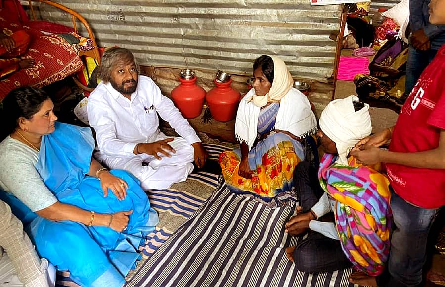 ಬಸವಕಲ್ಯಾಣ ತಾಲ್ಲೂಕಿನ ಗುಣತೀರ್ಥವಾಡಿಯ ಈಚೆಗೆ ಅತ್ಯಾಚಾರಕ್ಕೊಳಗಾಗಿ ಕೊಲೆಯಾದ ಯುವತಿಯ ಕುಟುಂಬಸ್ಥರ ಮನೆಗೆ ಜಿಲ್ಲಾ ಉಸ್ತುವಾರಿ ಸಚಿವ ಈಶ್ವರ ಖಂಡ್ರೆ ಗುರುವಾರ ಭೇಟಿ ನೀಡಿದರು