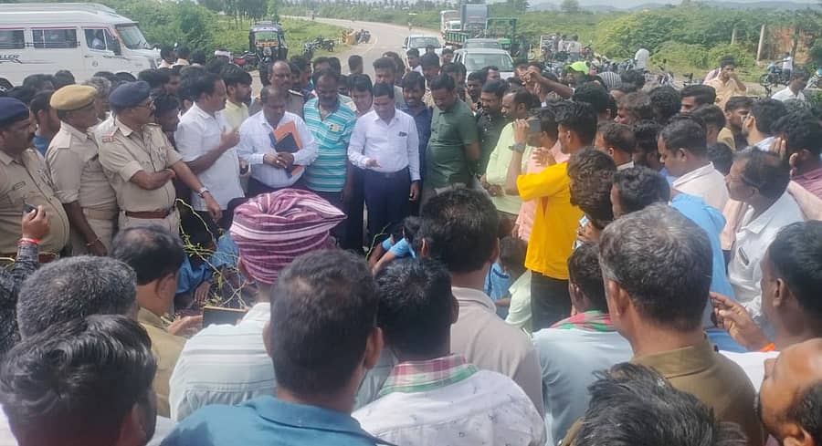 ಹಳ್ಳಕ್ಕೆ ಸೇತುವೆ ನಿರ್ಮಿಸದಿರುವ ಸರ್ಕಾರದ ಕ್ರಮ ಖಂಡಿಸಿ ಮುಂಡರಗಿ ತಾಲ್ಲೂಕಿನ ನಾಗರಹಳ್ಳಿ ಹಾಗೂ ಸುತ್ತಮುತ್ತಲಿನ ಗ್ರಾಮಗಳ ಜನರು ರಾಜ್ಯ ಹೆದ್ದಾರಿ ಬಂದ್ ಮಾಡಿ ಪ್ರತಿಭಟನೆ ನಡೆಸಿದರು