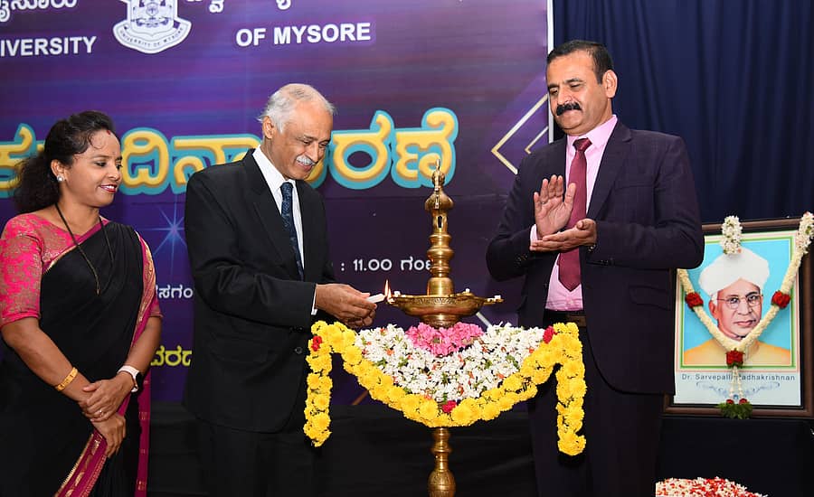 ಮಾನಸಗಂಗೋತ್ರಿಯ ವಿಜ್ಞಾನ ಭವನದಲ್ಲಿ ನಡೆದ ಶಿಕ್ಷಕರ ದಿನಾಚರಣೆಯನ್ನು ಸುದರ್ಶನ್ ರಾಮರಾಜು ಉದ್ಘಾಟಿಸಿದರು. ಕುಲಪತಿ ಪ್ರೊ.ಎನ್.ಕೆ. ಲೋಕನಾಥ್, ಕುಲಸಚಿವೆ ವಿ.ಆರ್. ಶೈಲಜಾ ಜೊತೆಗಿದ್ದರು