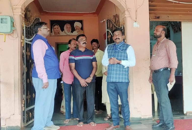 ಬೀದರ್ ತಾಲ್ಲೂಕಿನ ಬಗದಲ್ ಪೊಲೀಸ್ ಠಾಣೆ ವ್ಯಾಪ್ತಿಯ ಶಾಲೆಗೆ ರಾಜ್ಯ ಮಕ್ಕಳ ಹಕ್ಕುಗಳ ರಕ್ಷಣಾ ಆಯೋಗದ ಸದಸ್ಯ ಶಶಿಧರ ಕೋಸಂಬೆ ಭೇಟಿ ನೀಡಿದರು