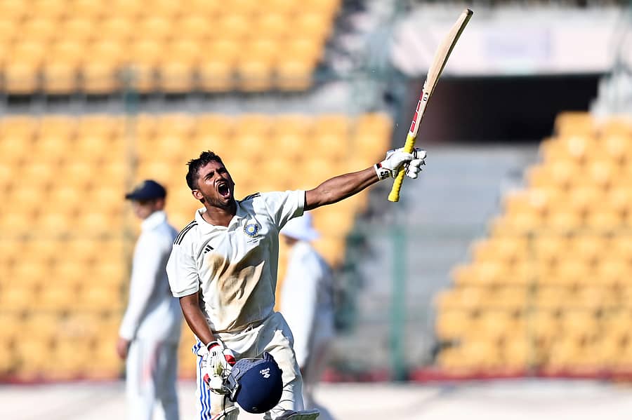 ಭಾರತ ಬಿ ತಂಡದ ಮುಷೀರ್ ಖಾನ್ ಅವರು ಬೆಂಗಳೂರಿನ ಚಿನ್ನಸ್ವಾಮಿ ಕ್ರೀಡಾಂಗಣದಲ್ಲಿ ಗುರುವಾರ ಆರಂಭವಾದ ದುಲೀಪ್ ಟ್ರೋಫಿ ಕ್ರಿಕೆಟ್ ಟೂರ್ನಿಯ ಪಂದ್ಯದ ಮೊದಲ ಇನಿಂಗ್ಸ್ನಲ್ಲಿ ಶತಕ ಗಳಿಸಿ ಸಂಭ್ರಮಿಸಿದರು –ಪ್ರಜಾವಾಣಿ ಚಿತ್ರ/ಪುಷ್ಕರ್ ವಿ.