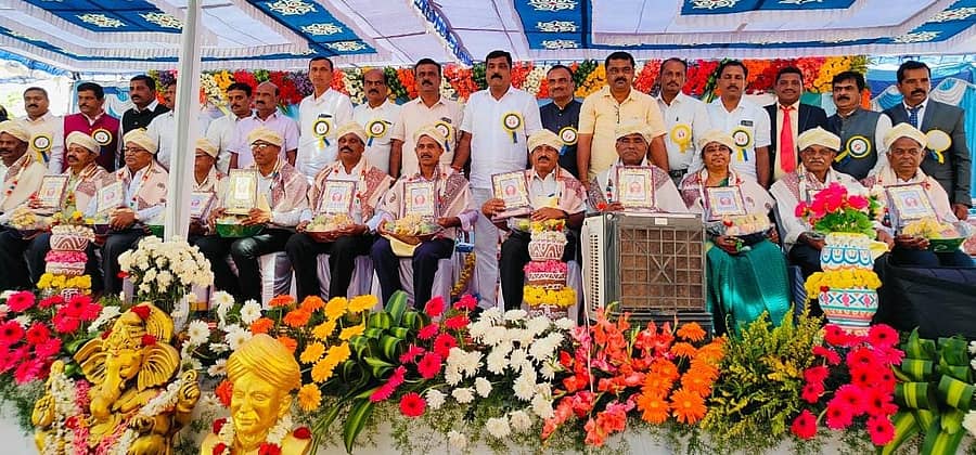 ಕೆ.ಆರ್.ಪೇಟೆ  ಪಟ್ಟಣದ ಶತಮಾನದ ಶಾಲೆಯ ಆವರಣದಲ್ಲಿ  ಆಯೋಜಿಸಿದ್ದ ಶಿಕ್ಷಕರ ದಿನಾಚರಣೆಯಲ್ಲಿ ಶಾಸಕ ಎಚ್.ಟಿ ಮಂಜು  ನಿವೃತ್ತ ಶಿಕ್ಷಕರನ್ನು ಸನ್ಮಾನಿಸಿದರು 