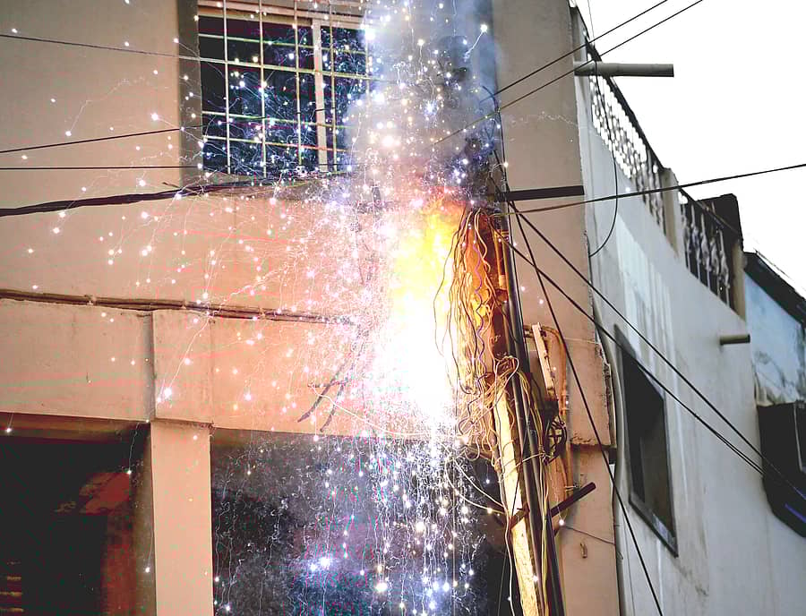 ಶಾರ್ಟ್‌ ಸರ್ಕ್ಯೂಟ್‌ನಿಂದ ಬೀದರ್‌ನ ಮೋಹನ್‌ ಮಾರ್ಕೆಟ್‌ ಸಮೀಪದ ವಿದ್ಯುತ್‌ ಕಂಬದಲ್ಲಿ ಗುರುವಾರ ಸಂಜೆ ವಿದ್ಯುತ್‌ ಹೊತ್ತಿಕೊಂಡು ಧಗಧಗನೆ ಉರಿಯಿತು