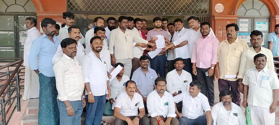 ಸಿಂಧನೂರಿನ ದಲಿತಪರ ಸಂಘಟನೆಗಳ ಒಕ್ಕೂಟದ ಪದಾಧಿಕಾರಿಗಳು ತಹಶೀಲ್ದಾರ್ ಅರುಣ್ ದೇಸಾಯಿ ಅವರಿಗೆ ಮನವಿ ಪತ್ರ ಸಲ್ಲಿಸಿದರು