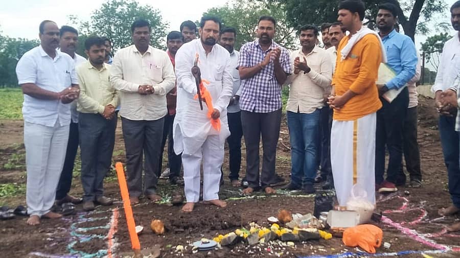 ಅಥಣಿ ಕೃಷಿ ಇಲಾಖೆಯ ನೂತನ ಗೋಧಾಮು ನಿರ್ಮಾಣ ಕಾಮಗಾರಿಗೆ ಶಾಸಕ ಲಕ್ಷ್ಮಣ ಸವದಿ ಭೂಮಿ ಪೂಜೆ ನೆರವೇರಿಸಿದರು