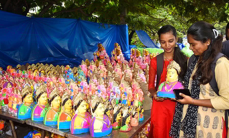 ತುಮಕೂರಿನಲ್ಲಿ ಗುರುವಾರ ಯುವತಿಯರು ಗೌರಿ ಮೂರ್ತಿ ಖರೀದಿಸಿದರು