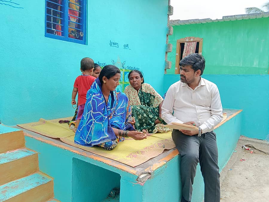 ಗಂಗಾವತಿ ತಾಲ್ಲೂಕಿನ ಆಗೋಲಿ ಗ್ರಾಮದಲ್ಲಿ ಹತ್ಯೆಯಾದ ದಲಿತ ಯುವತಿ ಮನೆಗೆ ಸಮಾಜ ಕಲ್ಯಾಣ ಇಲಾಖೆ ಅಧಿ ಕಾರಿ ಬುಧವಾರ ಭೇಟಿ ನೀಡಿ, ಪ್ರಕರಣದ ಕುರಿತು ಮಾಹಿತಿ ಪಡೆದರು