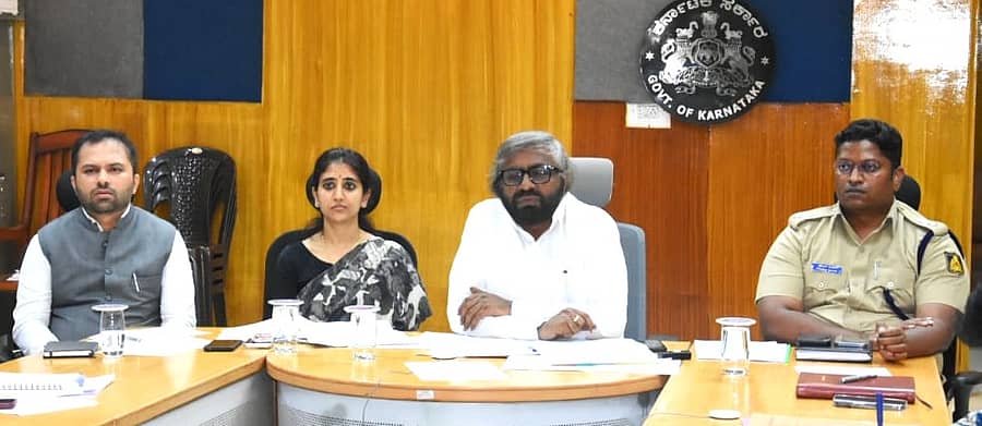 ಬೀದರ್‌ನಲ್ಲಿ ಗುರುವಾರ ನಡೆದ ಸಭೆಯಲ್ಲಿ ಜಿಲ್ಲಾ ಉಸ್ತುವಾರಿ ಸಚಿವ ಈಶ್ವರ ಬಿ. ಖಂಡ್ರೆ ಮಾತನಾಡಿದರು