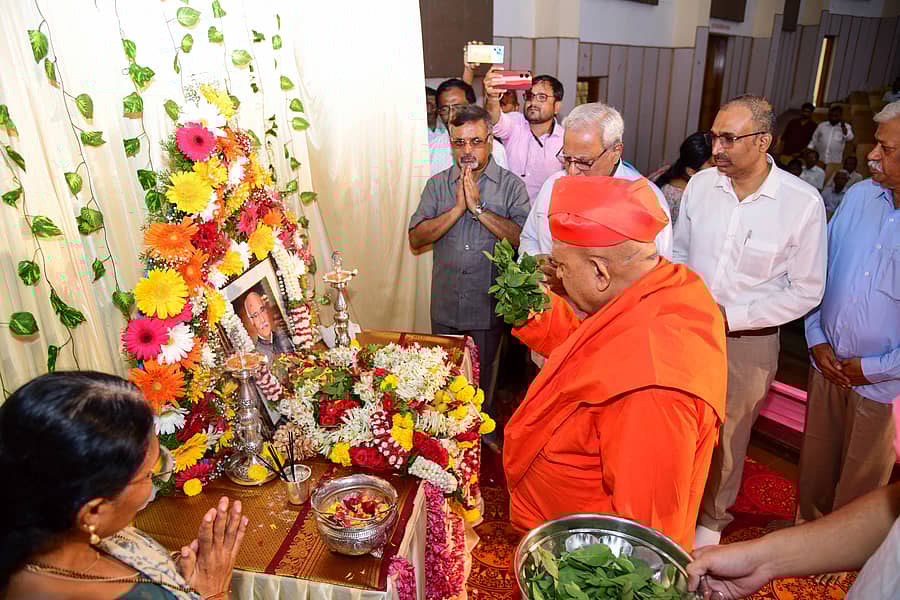 ದಾವಣಗೆರೆಯ ಶಾಮನೂರು ಪಾರ್ವತಮ್ಮ ಕಲ್ಯಾಣ ಮಂಟಪದಲ್ಲಿ ಗುರುವಾರ ಆಯೋಜಿಸಿದ್ದ ಕಾರ್ಯಕ್ರಮದಲ್ಲಿ ಸಿರಿಗೆರೆಯ ತರಳಬಾಳು ಮಠದ ಶಿವಮೂರ್ತಿ ಶಿವಾಚಾರ್ಯ ಸ್ವಾಮೀಜಿ ಅವರು ಪ್ರೊ.ರಂಗನಾಥ್ ಅವರ ಭಾವಚಿತ್ರಕ್ಕೆ ಪುಷ್ಪ ನಮನ ಸಲ್ಲಿಸಿದರು –ಪ್ರಜಾವಾಣಿ ಚಿತ್ರ